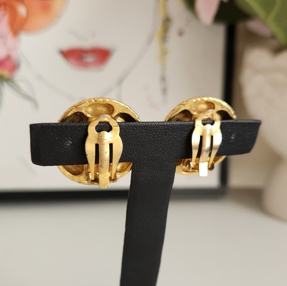💰💲SOLD💲💰 CHANEL Logo Gold Plated Pearl Clip On Earrings - Picture 6 of 7